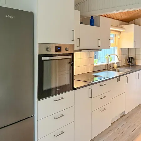 2 Bedroom Cozy In Idestrup Nyaraló Bøtø By